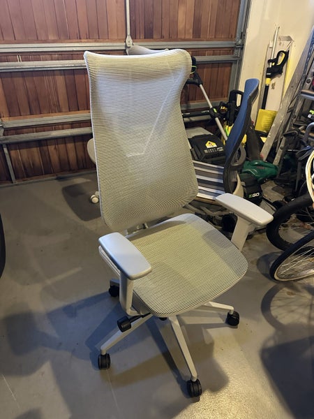 As-new Deskbird Hercules office chair grey Carousel 1
