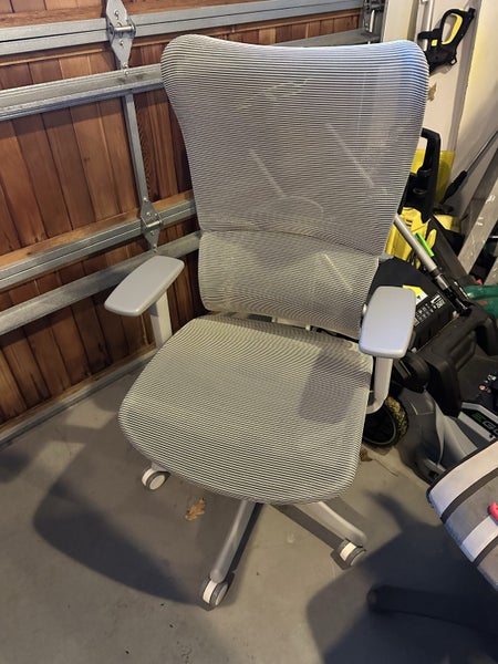 As-new Deskbird Infinity office chair grey Carousel 1
