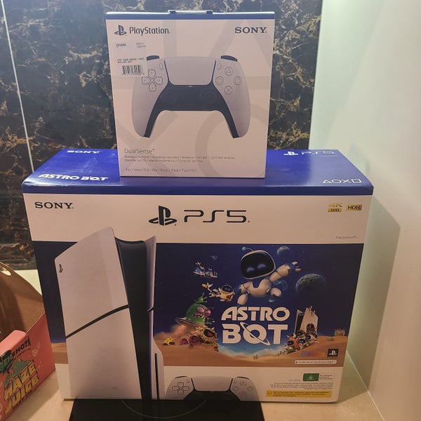 PS5 slim and control Carousel 1
