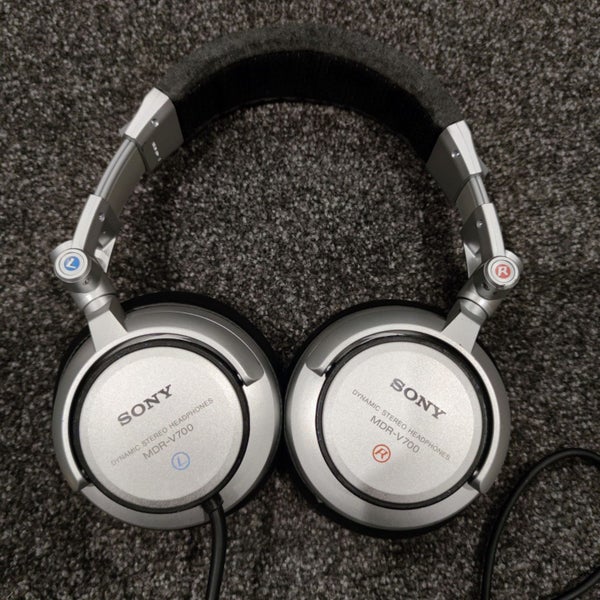 Sony MDR V700 Dynamic Studio DJ Style Headphones - Hardly Used Carousel 1