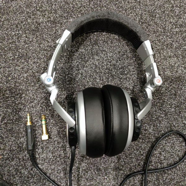 Sony MDR V700 Dynamic Studio DJ Style Headphones - Hardly Used Carousel 2
