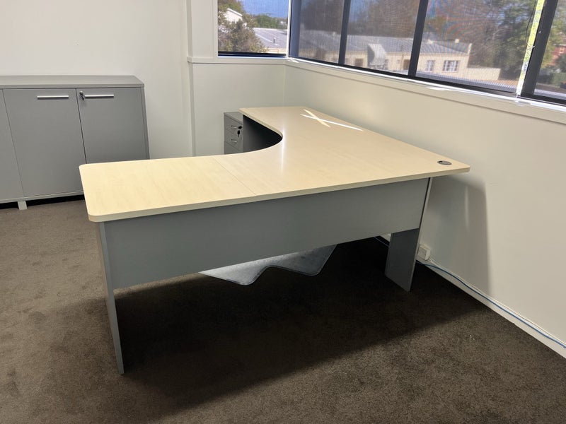 Corner office desk Carousel 1