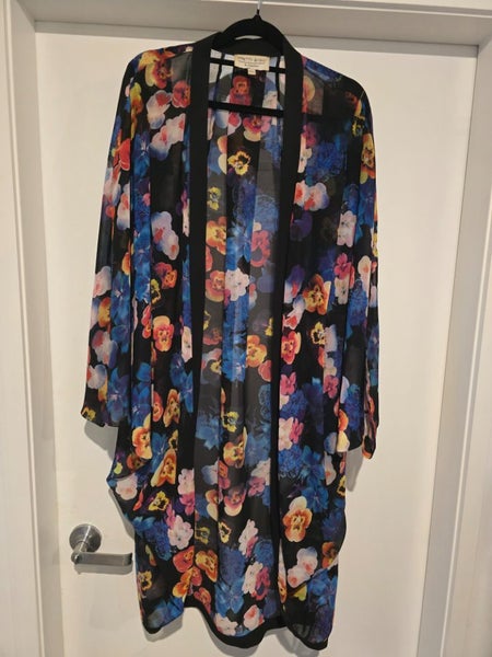 Augustine kimono Carousel 1