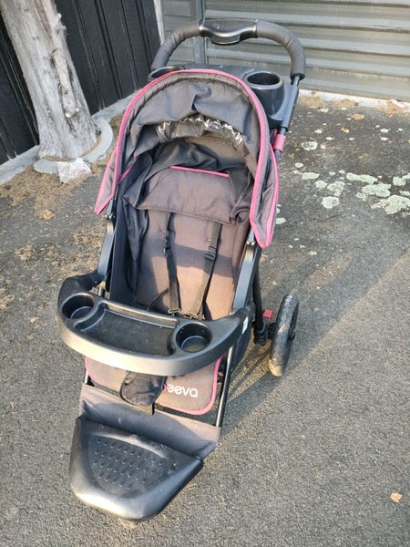Neeva three wheeled stroller Carousel 1
