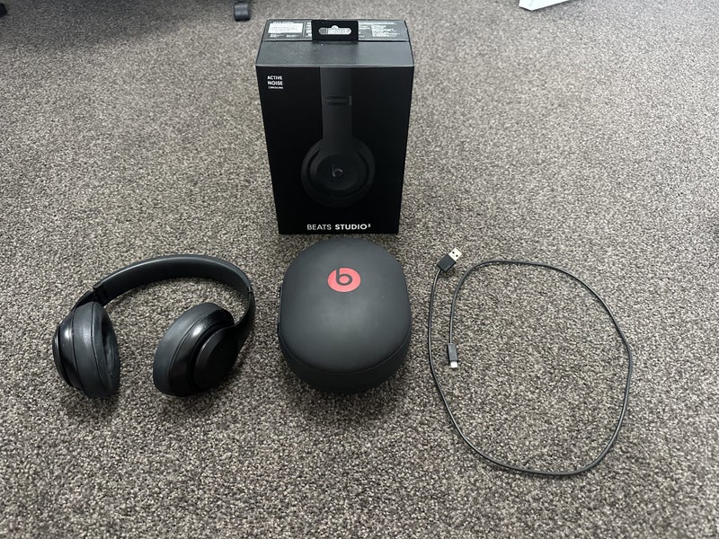 Beats by Dre Studio 3 Headphones Carousel 1