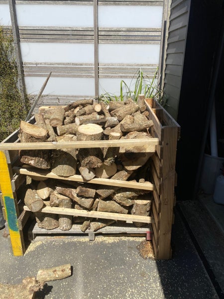 Cut Puriri Firewood: ideal for wood fired ovens. Carousel 1