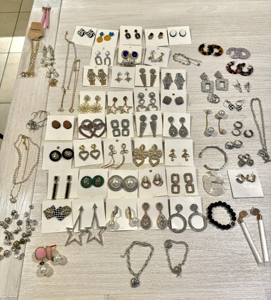Over 100 items jewelry bulk auction earrings rings bracelets necklaces charm Carousel 2