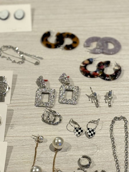 Over 100 items jewelry bulk auction earrings rings bracelets necklaces charm Carousel 14