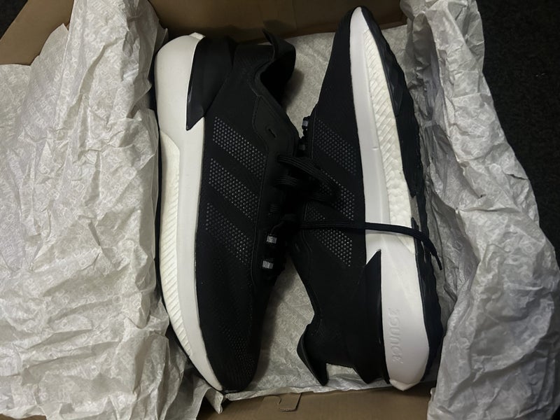 Adidas Avryn Carousel 4