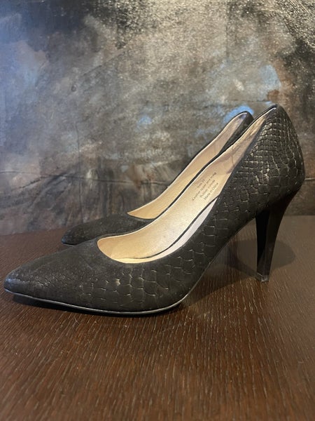 Leather Heels MOOCHI-Black textured Carousel 1