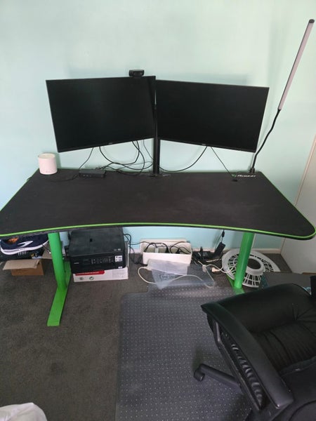Arozzi Arena Gaming Desk Green Carousel 1