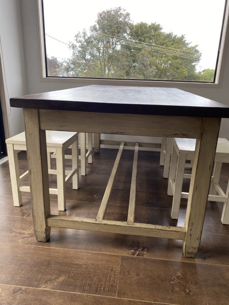 Dining table62863860570113111