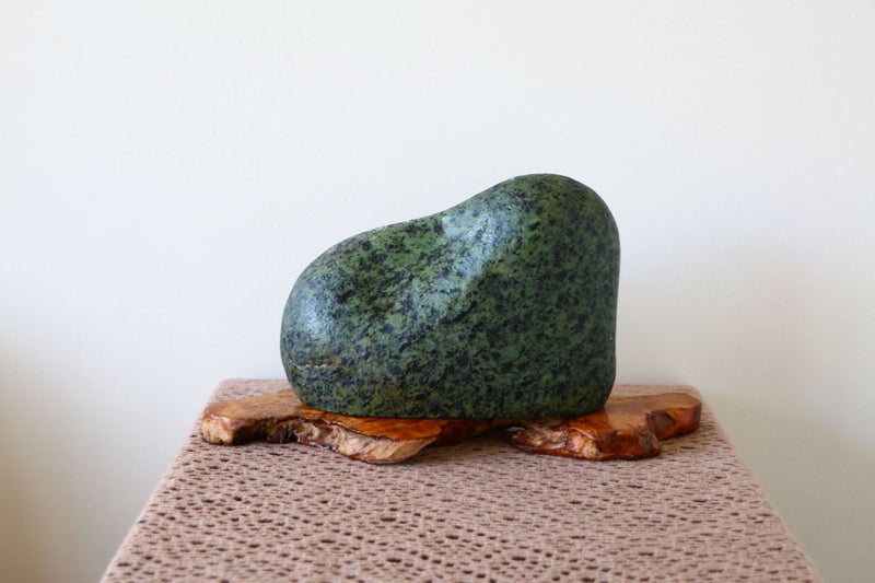New Zealand greenstone touchstone pounamu carving stone home deco unique gift Carousel 1
