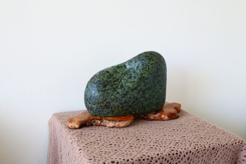 New Zealand greenstone touchstone pounamu carving stone home deco unique gift Carousel 2