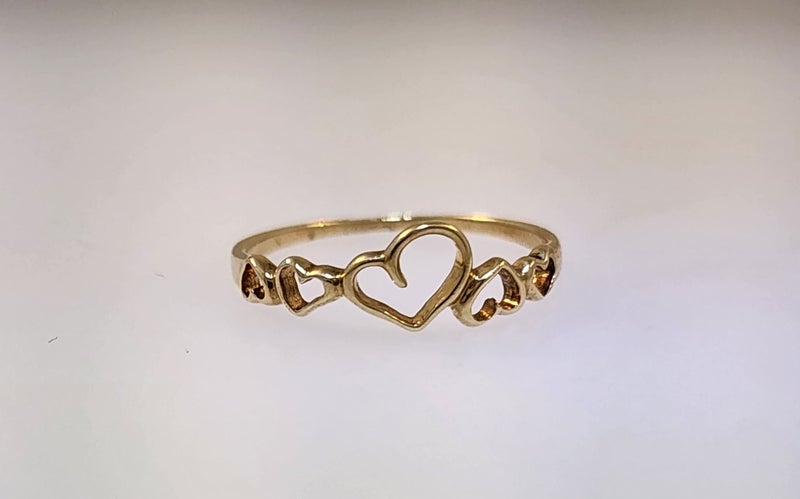 9ct Yellow Gold Heart Band Carousel 1