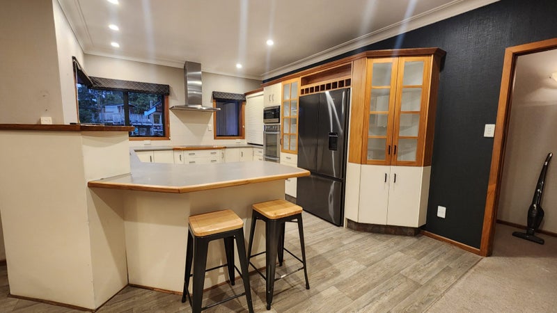 Quality Rimu Detailed Kitchen - Stylish & Functional! Carousel 1