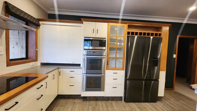 Quality Rimu Detailed Kitchen - Stylish & Functional! Carousel 2