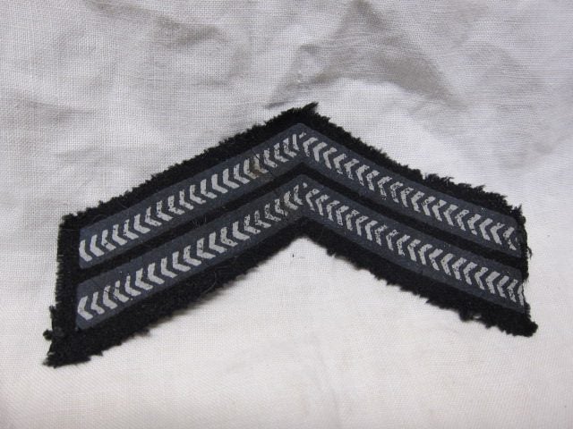 BDG 4129 - *British Military Ordnance Corps Sergeant Chevrons Stripes Badge Carousel 1