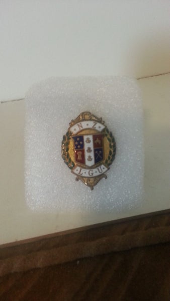 VINTAGE NZ LGU BADGE Carousel 1