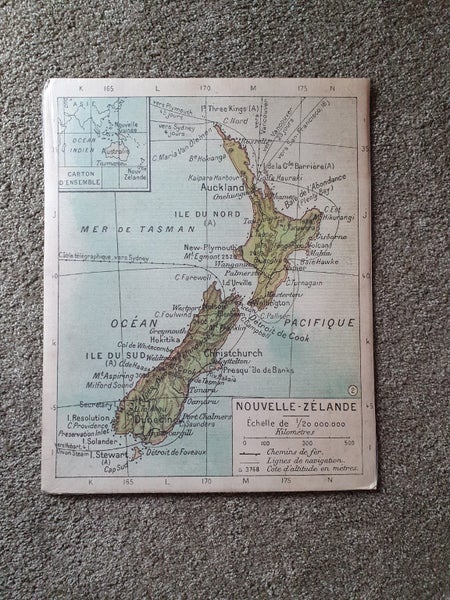 Vintage Style New Zealand Map Poster - French Wording Carousel 1