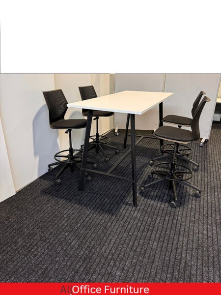 Breakout table with stools, High Table with chairs Carousel 1