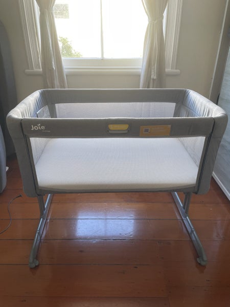 Joie Roomie Co-Sleeper Carousel 1