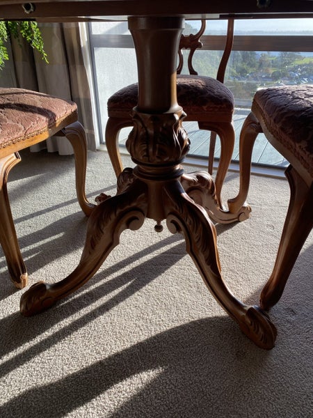 Dining table and chairs62863229965698112
