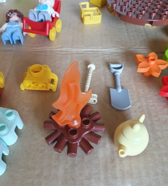 Duplo - House Furniture & Family Of 4 (49 pieces) Carousel 8