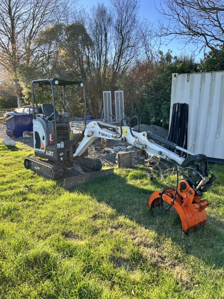 2022 Bobcat e20z + Trailer + Buckets & Attachment Carousel 2