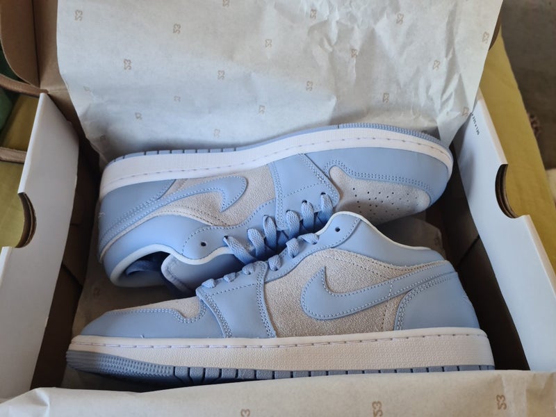 Women's Air Jordans 1 low Carousel 9