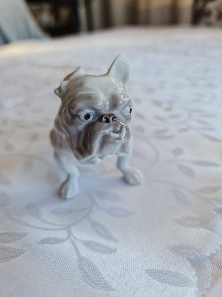 Bulldog Figurine Carousel 1