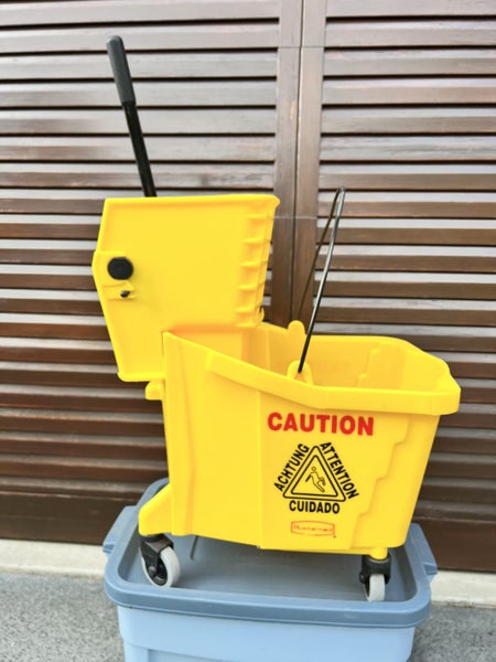 New,Rubbermaid "Wave Brake" 33 litre Mobile Cleaning Bucket Carousel 1