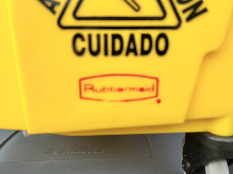 New,Rubbermaid "Wave Brake" 33 litre Mobile Cleaning Bucket Carousel 2