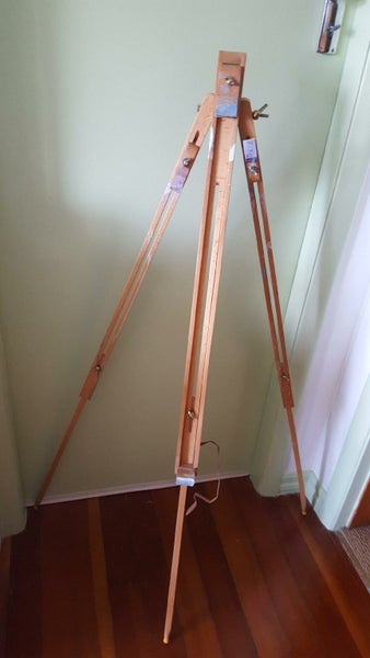 WOODEN EASEL Carousel 1