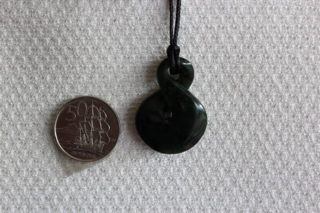 BEAUTIFUL SMALL TWIST KAWAKAWA POUNAMU / Jade Twist Small #119 Carousel 3