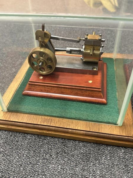 Huber Single Eccentric Rev Steam Engine Model in Glass Display Carousel 1
