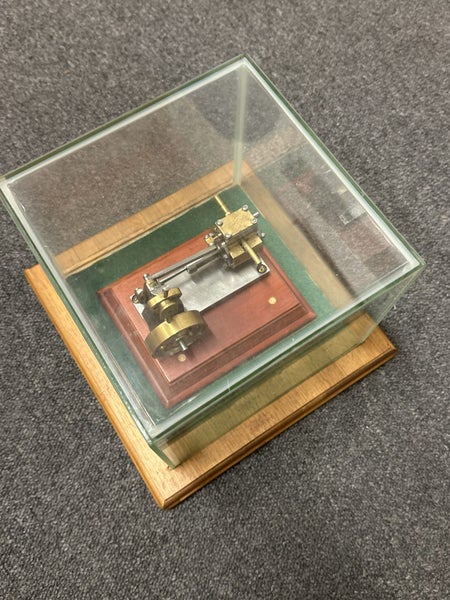 Huber Single Eccentric Rev Steam Engine Model in Glass Display Carousel 2