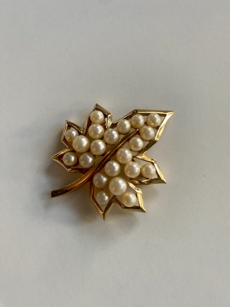 Vintage Trifari Maple Leaf Brooch with Faux Pearls – Collectible Gold-Tone Pin Carousel 2