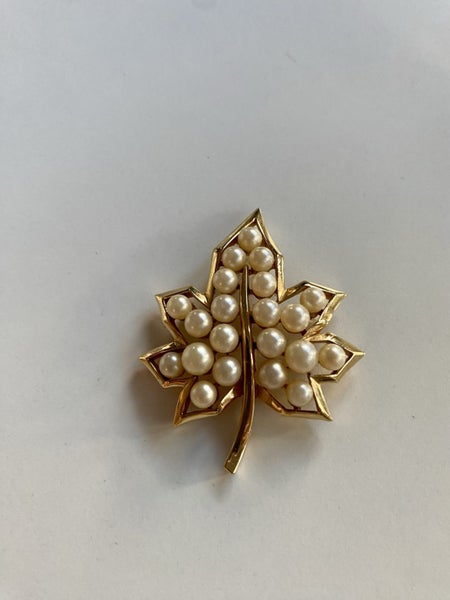 Vintage Trifari Maple Leaf Brooch with Faux Pearls – Collectible Gold-Tone Pin Carousel 1