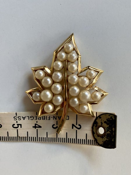 Vintage Trifari Maple Leaf Brooch with Faux Pearls – Collectible Gold-Tone Pin Carousel 6
