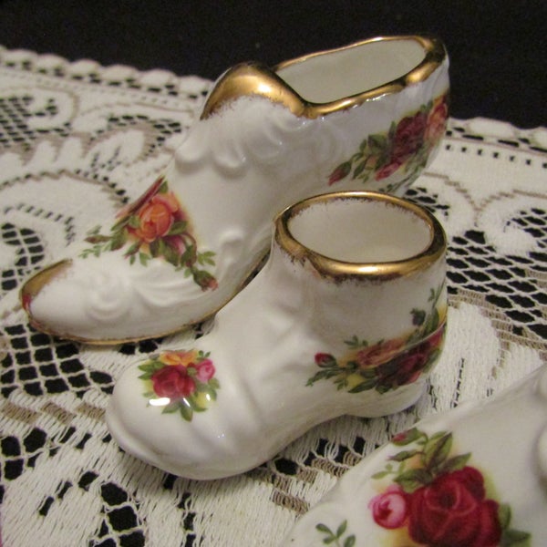 Royal Albert Old Country Roses Miniature Shoes. MINT. 2 Cinderellas, 1 Bloke. Ex63003410924545111