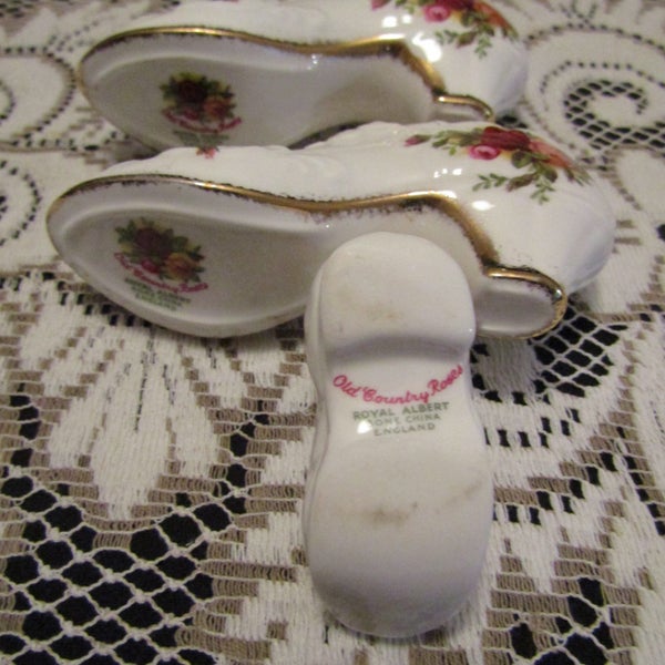 Royal Albert Old Country Roses Miniature Shoes. MINT. 2 Cinderellas, 1 Bloke. Ex63003410924545114