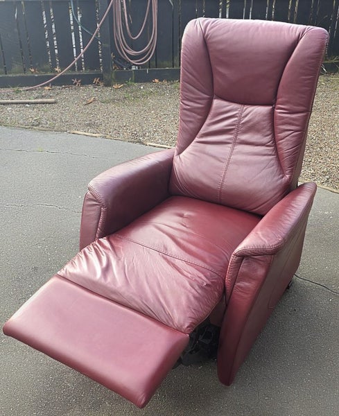 Stand Up Leather Recliner Chair $600 o.n.o63616673308417111
