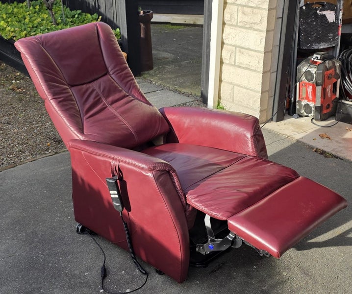 Stand Up Leather Recliner Chair $600 o.n.o63616673308417114