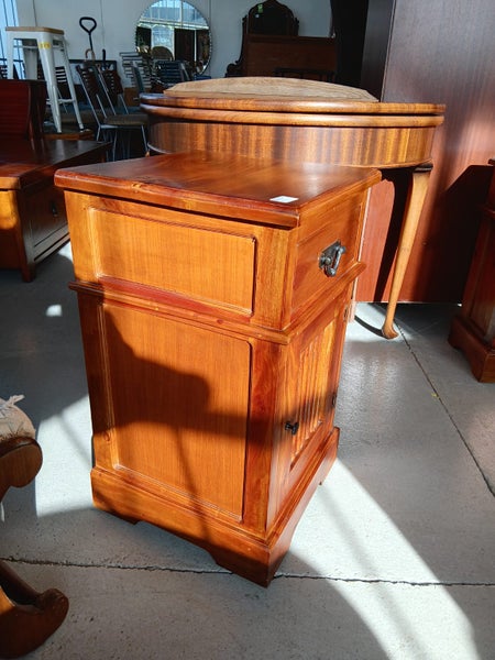 1252 SINGLE BEDSIDE Carousel 2