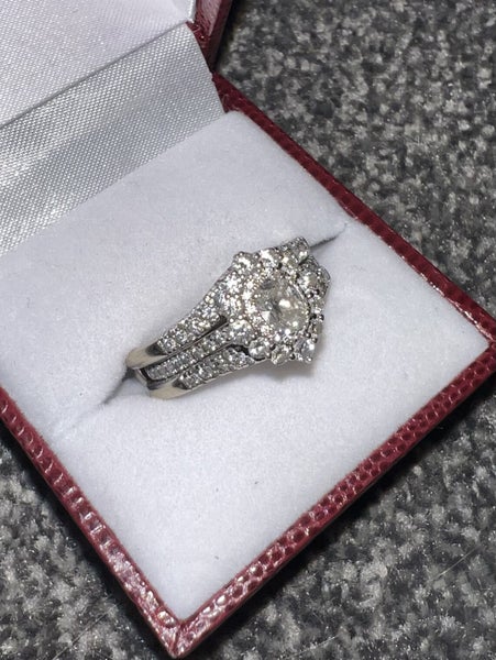 DIAMOND RING 18kt Oval Halo Engagement Ring62865828176770111