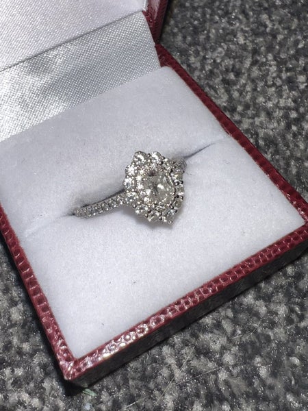 DIAMOND RING 18kt Oval Halo Engagement Ring62865828176770112