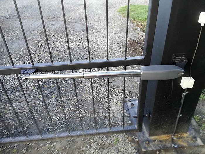 Single Swing Gate Opener Solar Powered Carousel 12