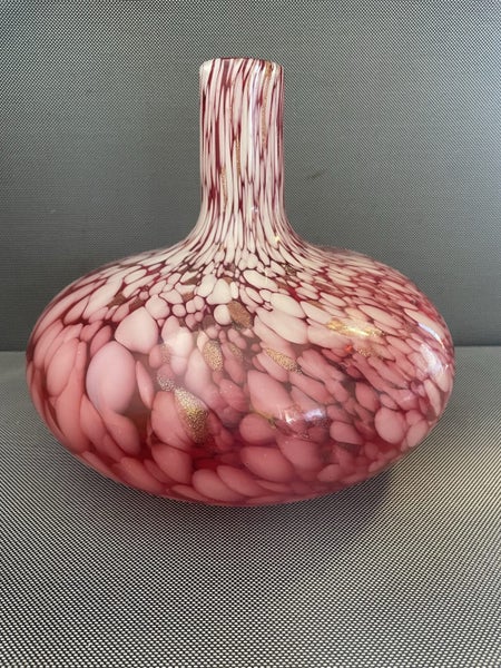 Beautiful red glass vase with gold accents Carousel 1