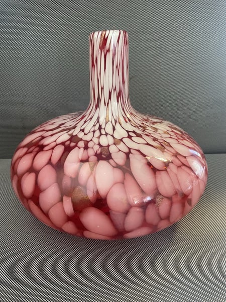 Beautiful red glass vase with gold accents Carousel 2